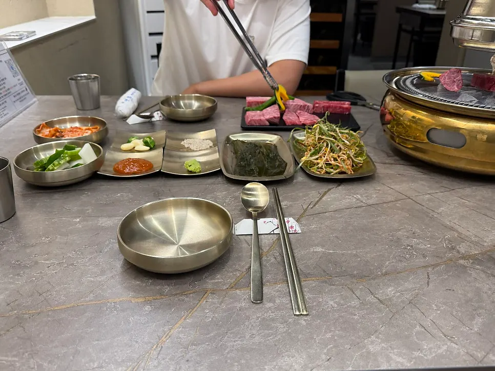 Plate of seven cuts making up the hanwoo assorted platter for two, 300g