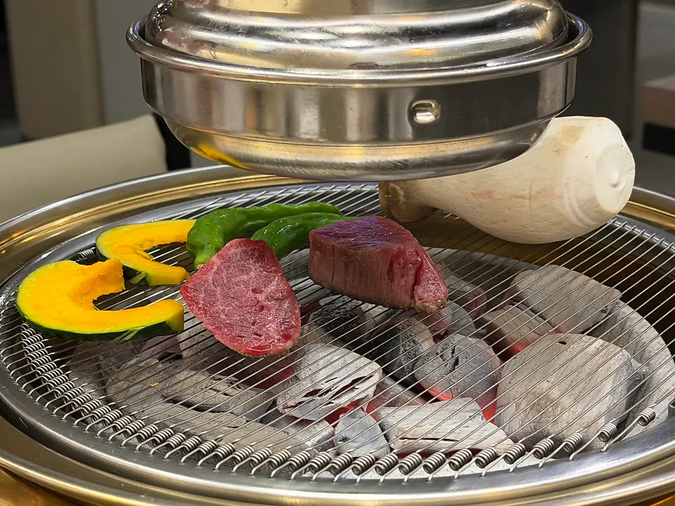 Hanwoo and side vegetables on the grill