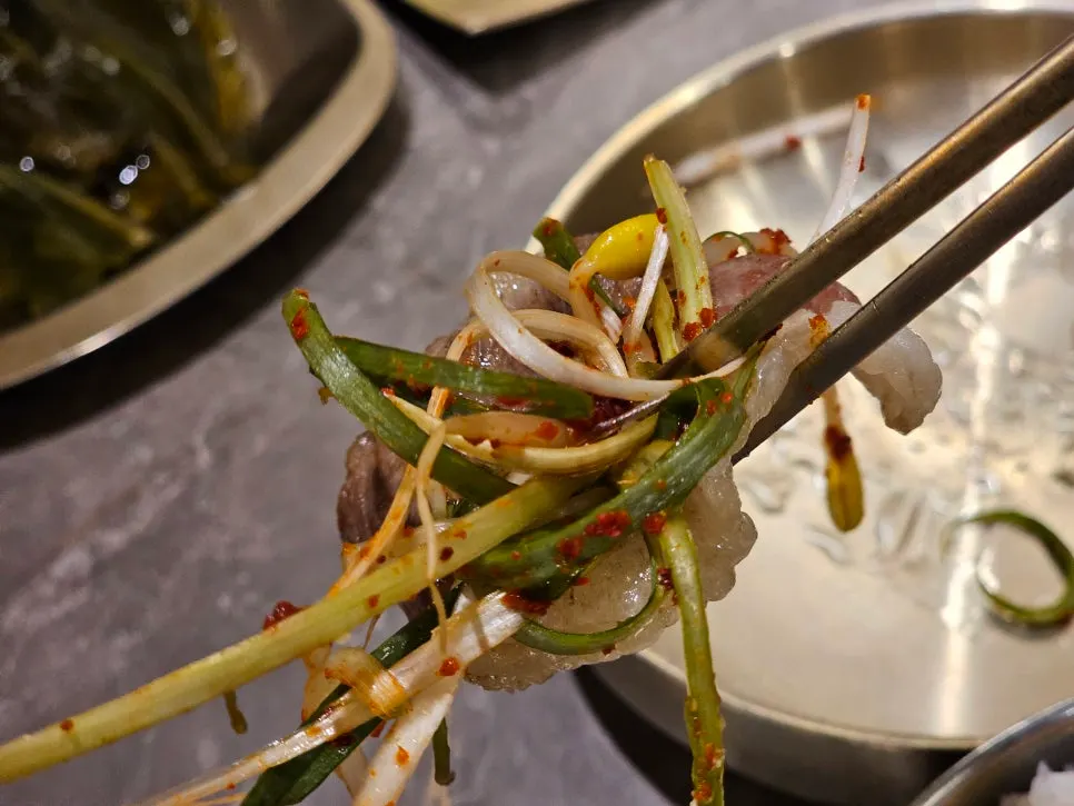 Chadolbagi eaten with scallion salad