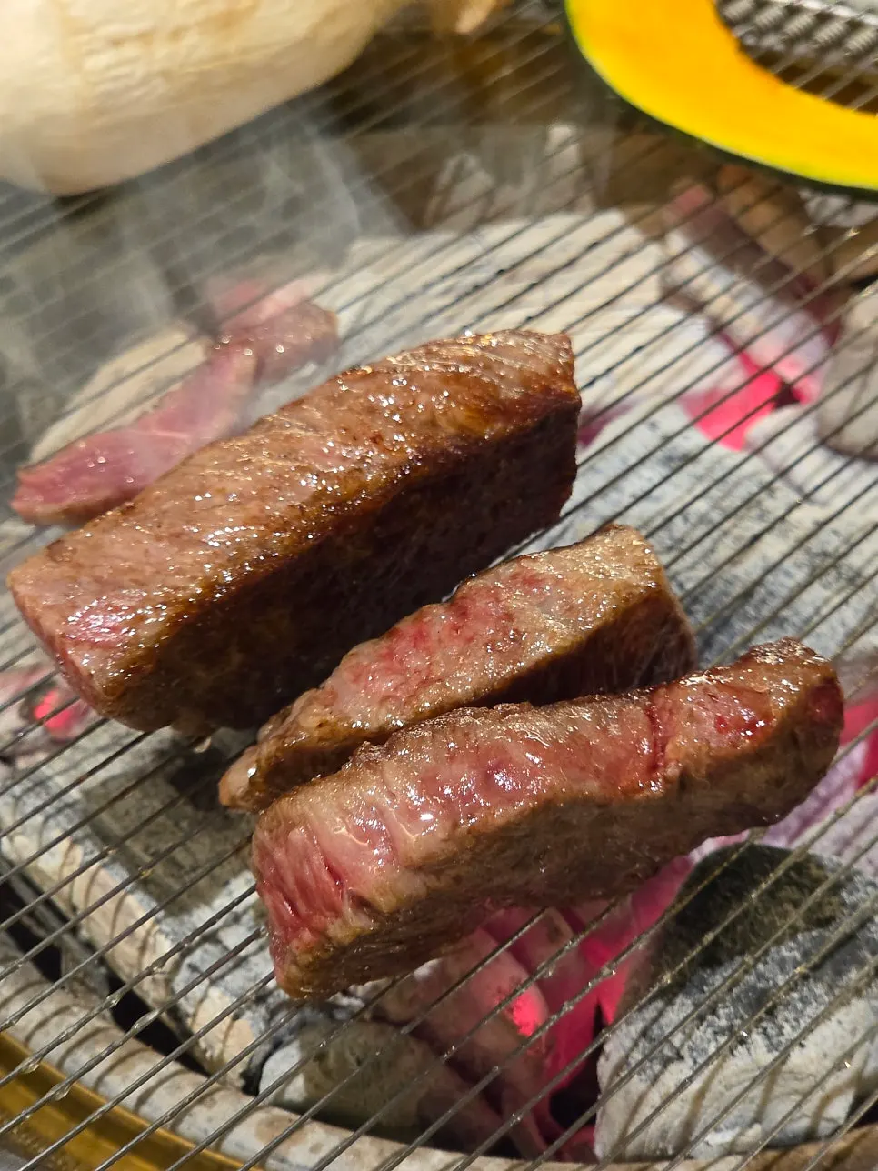 화로 위 한우 구이 클로즈업