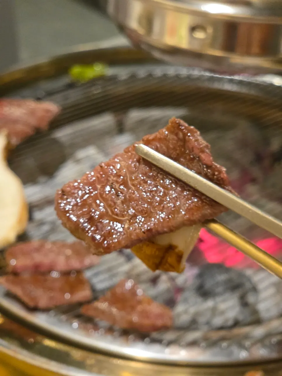 화로에서 기름지게 익는 살치살