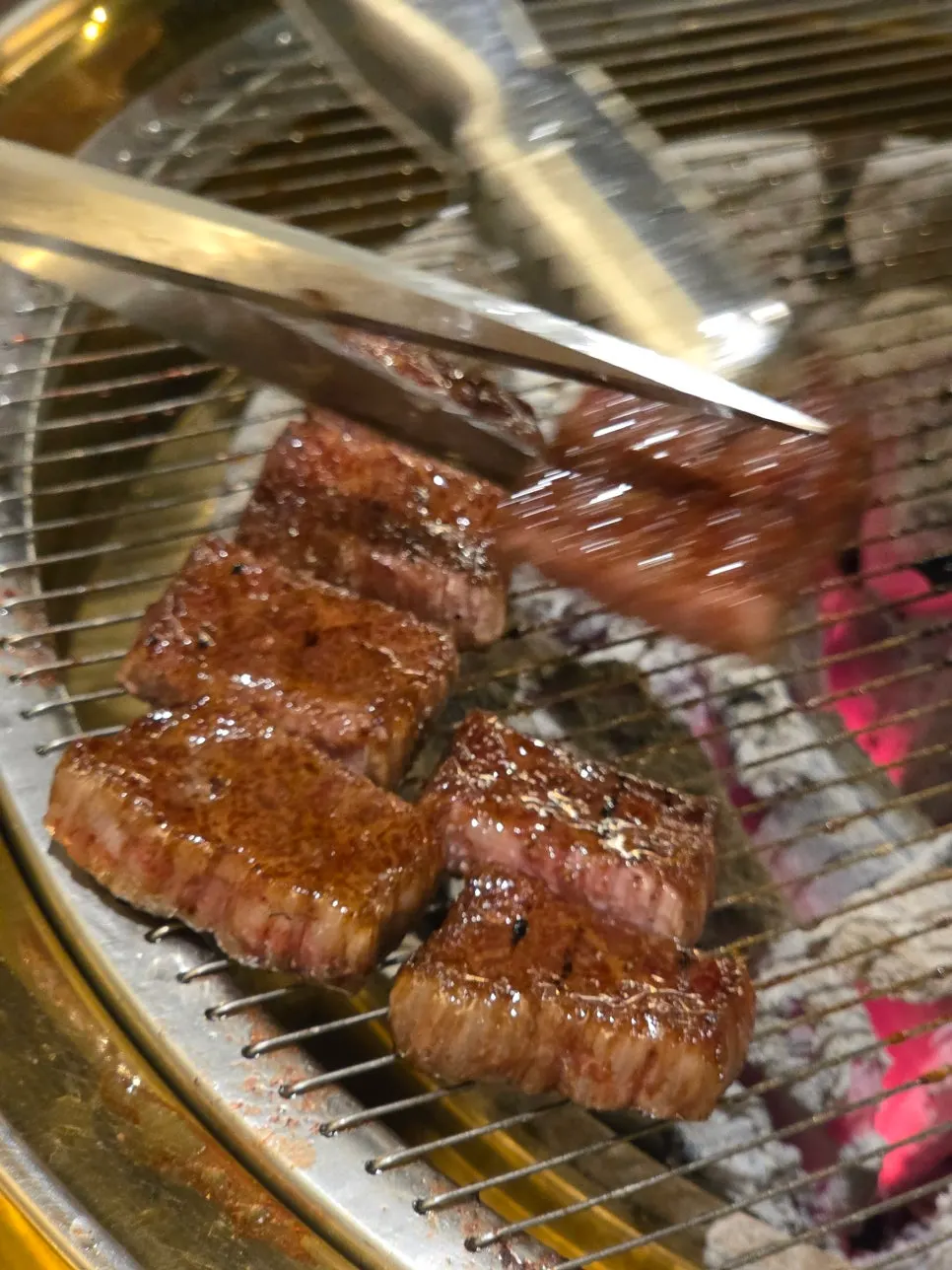 명이나물에 싸 먹는 한우 한 점