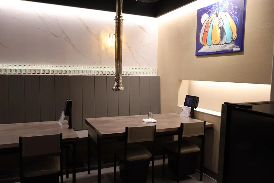 Interior seating and atmosphere of Yeongpo Hwa-ro Ingye Branch