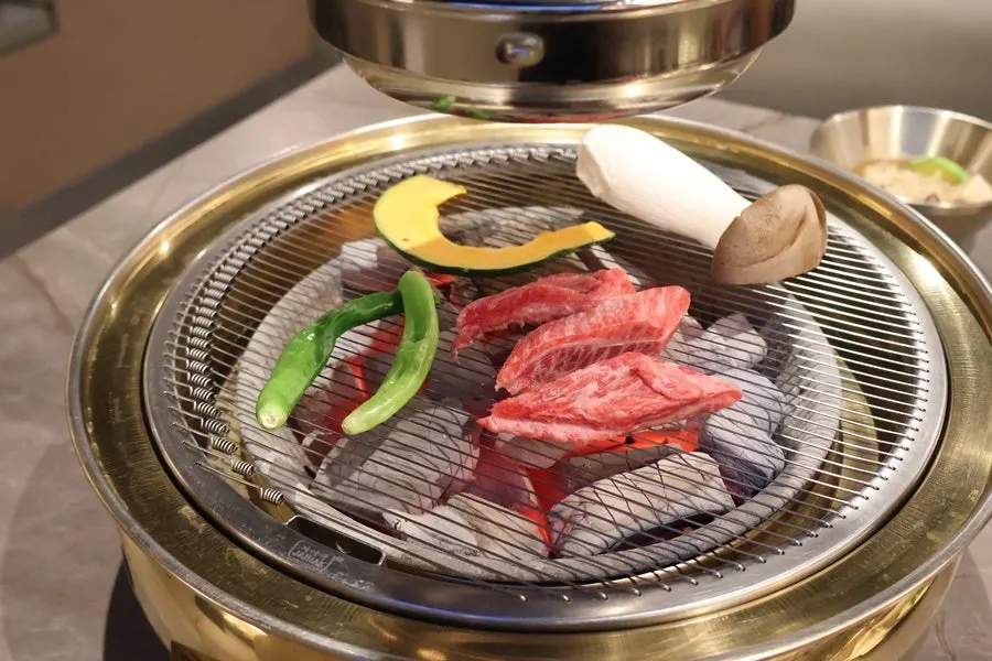 Hanwoo grilling on the charcoal fire