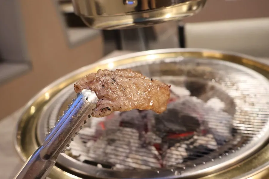 Softly cooked, well-grilled brisket