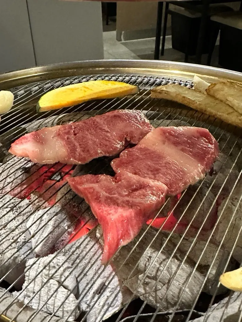 Hanwoo assortment grilling on the brazier
