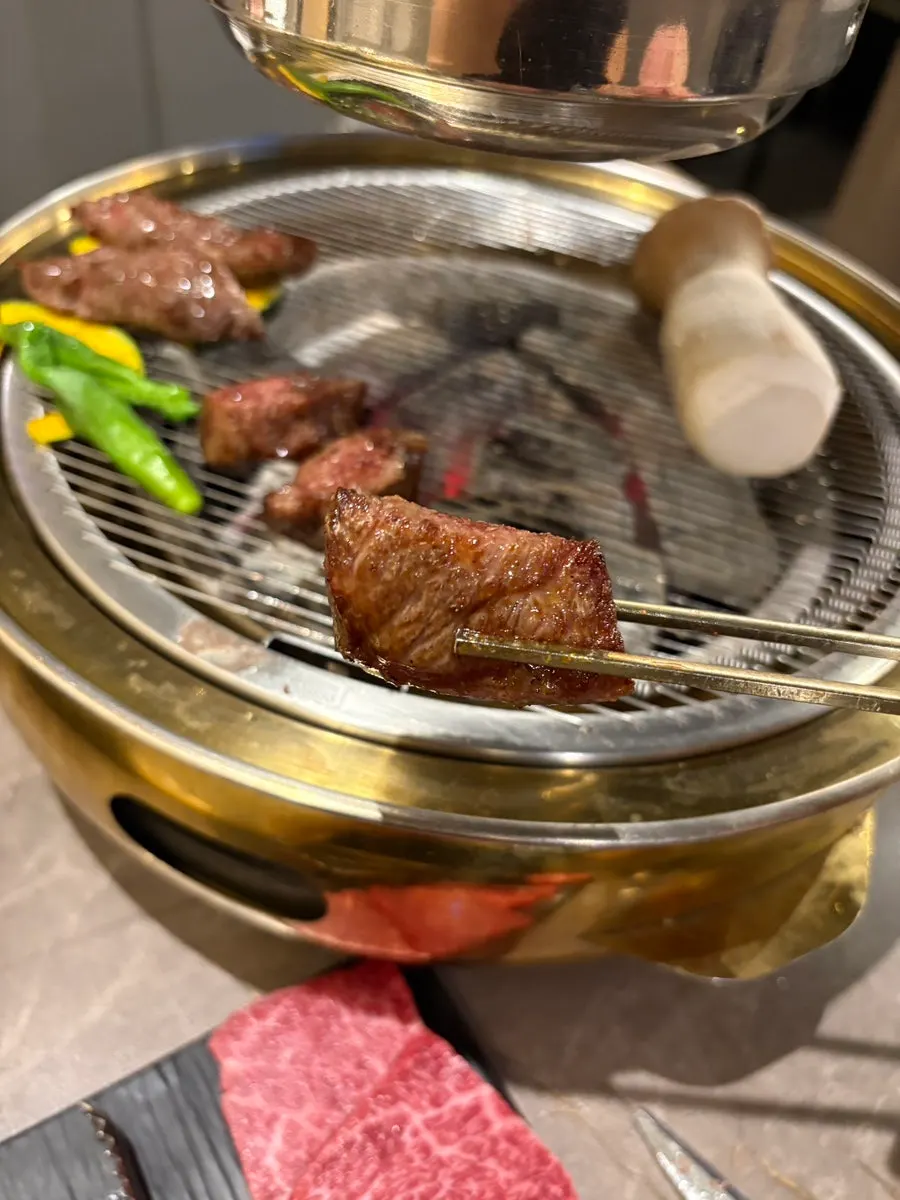 구운 부채살과 곁들임 반찬