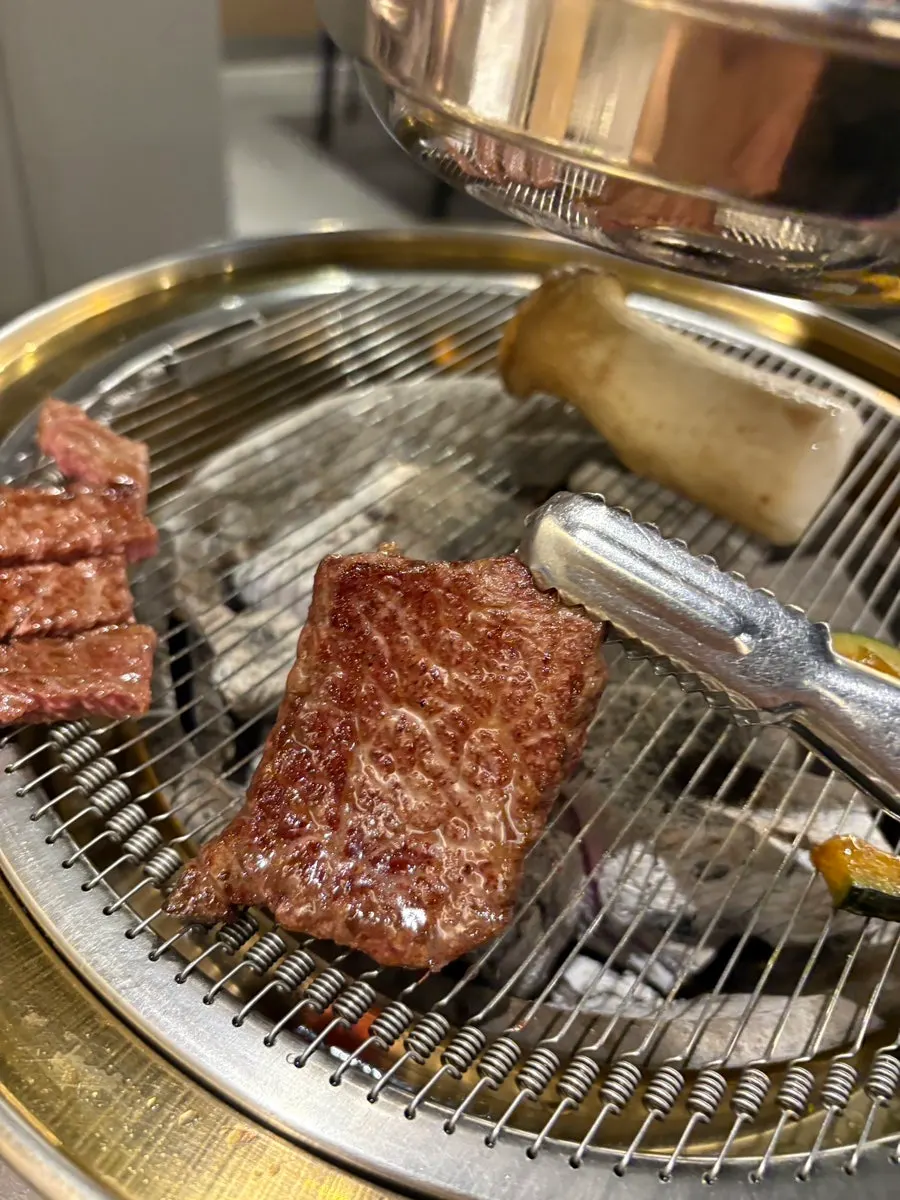 화로에서 굽는 갈비살과 치마살