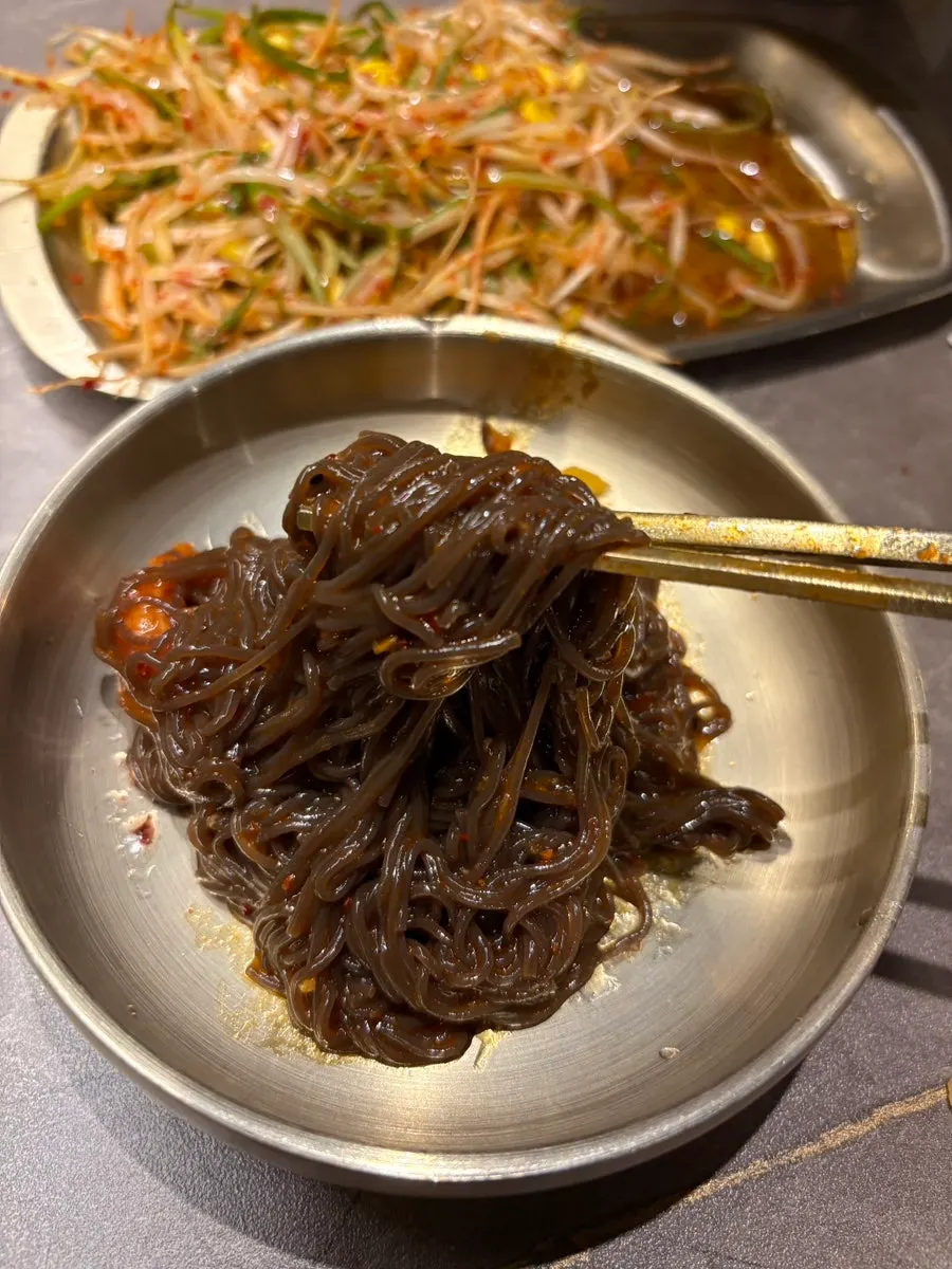 코다리와 함께 집어 올린 냉면