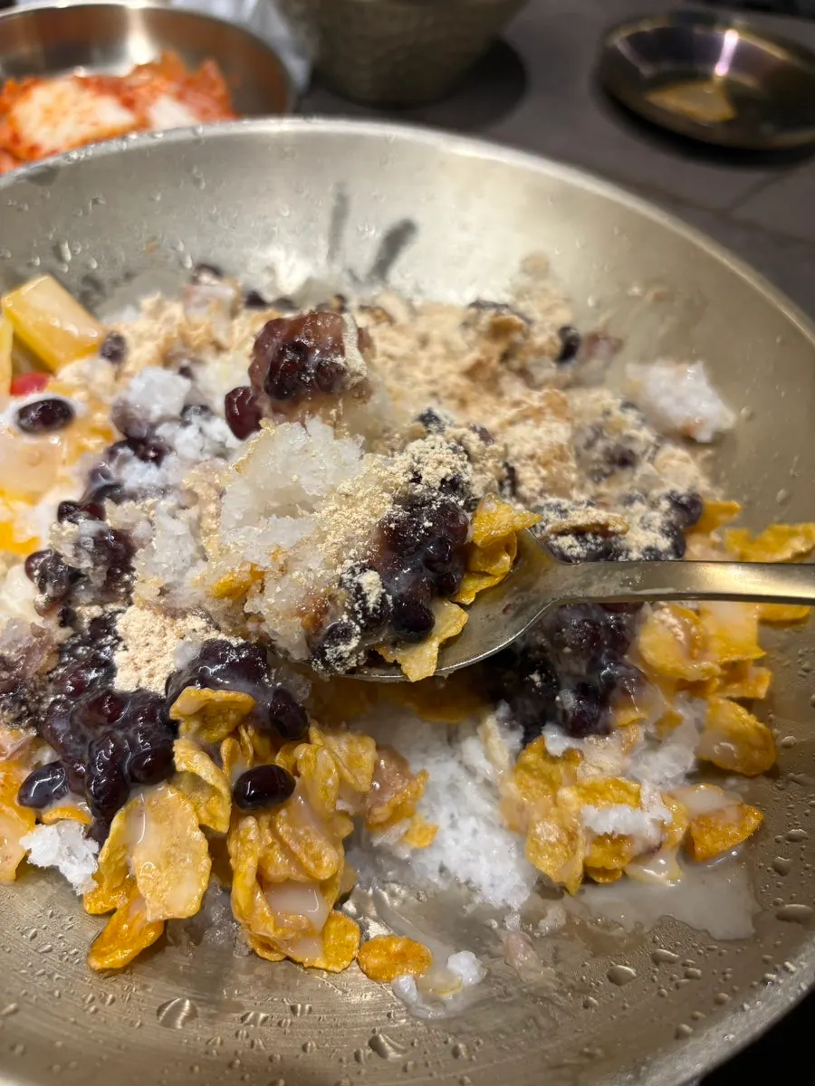 서비스로 나온 옛날 스타일 팥빙수