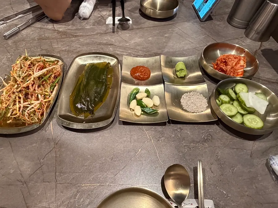 파채와 명이나물, 오이가 포함된 기본 상차림