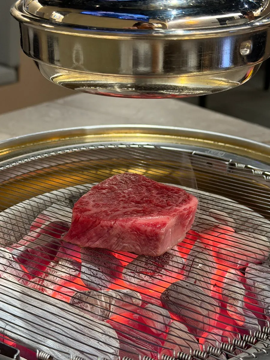 화로에 노릇하게 구워지는 한우 등심