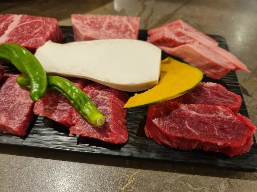 Plate with six cuts of the hanwoo platter