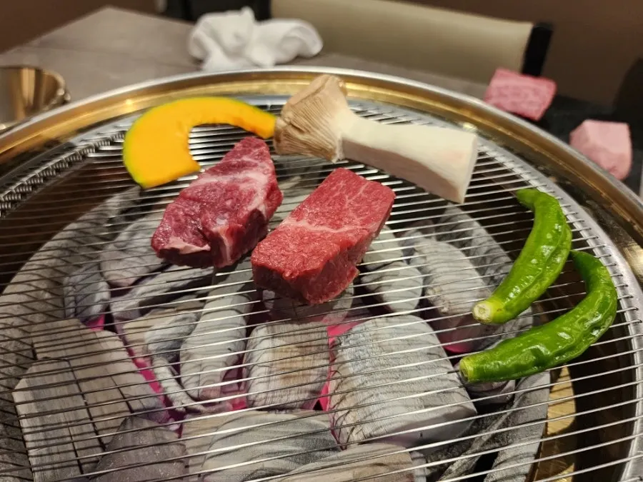 Hanwoo solo set for two servings on a black plate