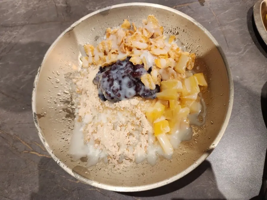 Complimentary old-style patbingsu served at the end