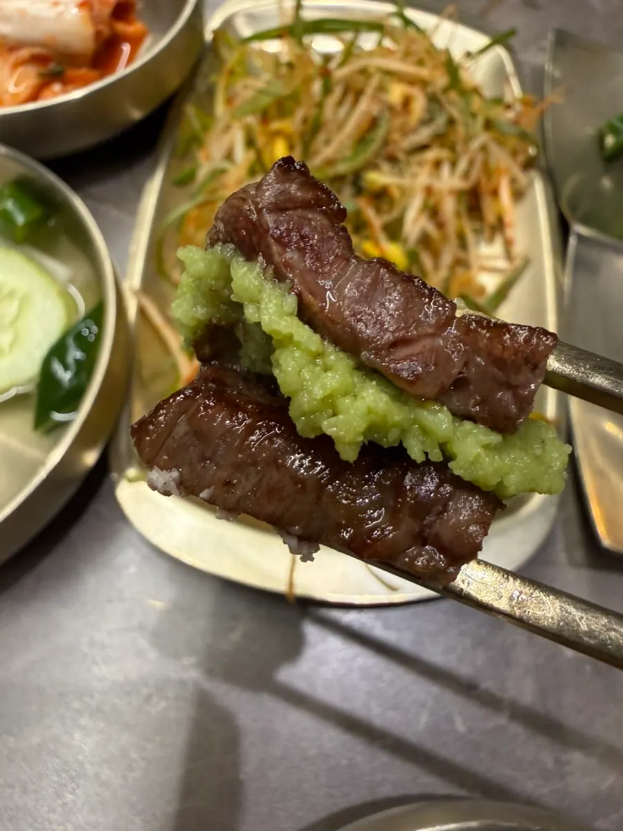 Hanwoo wasabi piled generously with wasabi