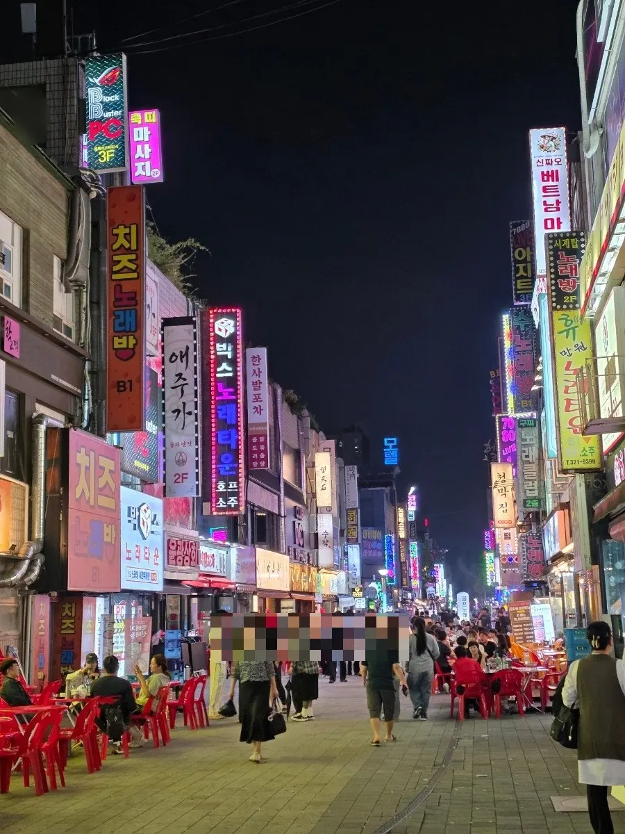 Late night on Yeongpo's outdoor bar street