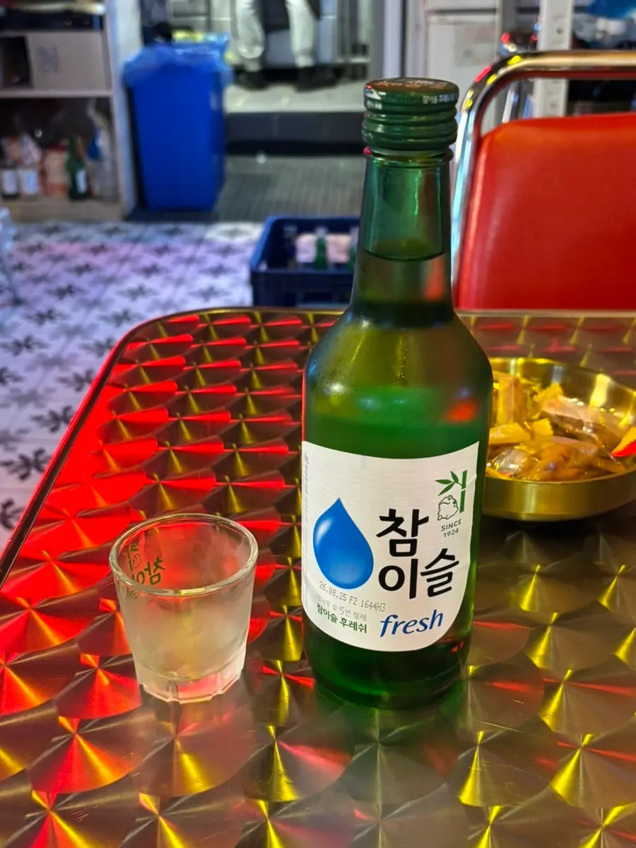 Botella y vaso servidos bien fríos