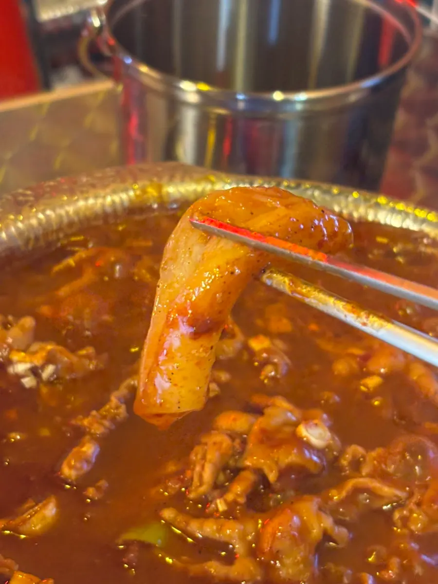 Gukmul dakbal deshuesado hirviendo en la olla de aluminio (yangpun)