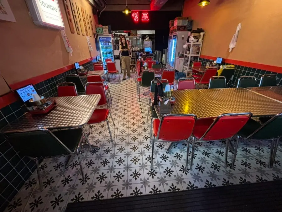 Mesas en el interior del local Yeongpo