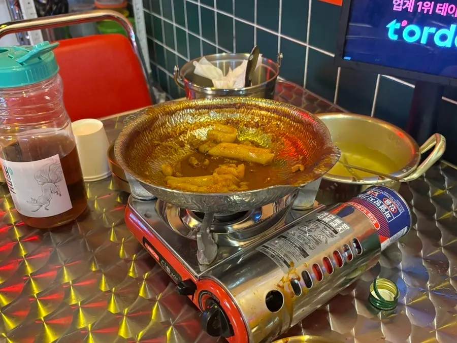 Exprimiendo el jugo de las garras de pollo