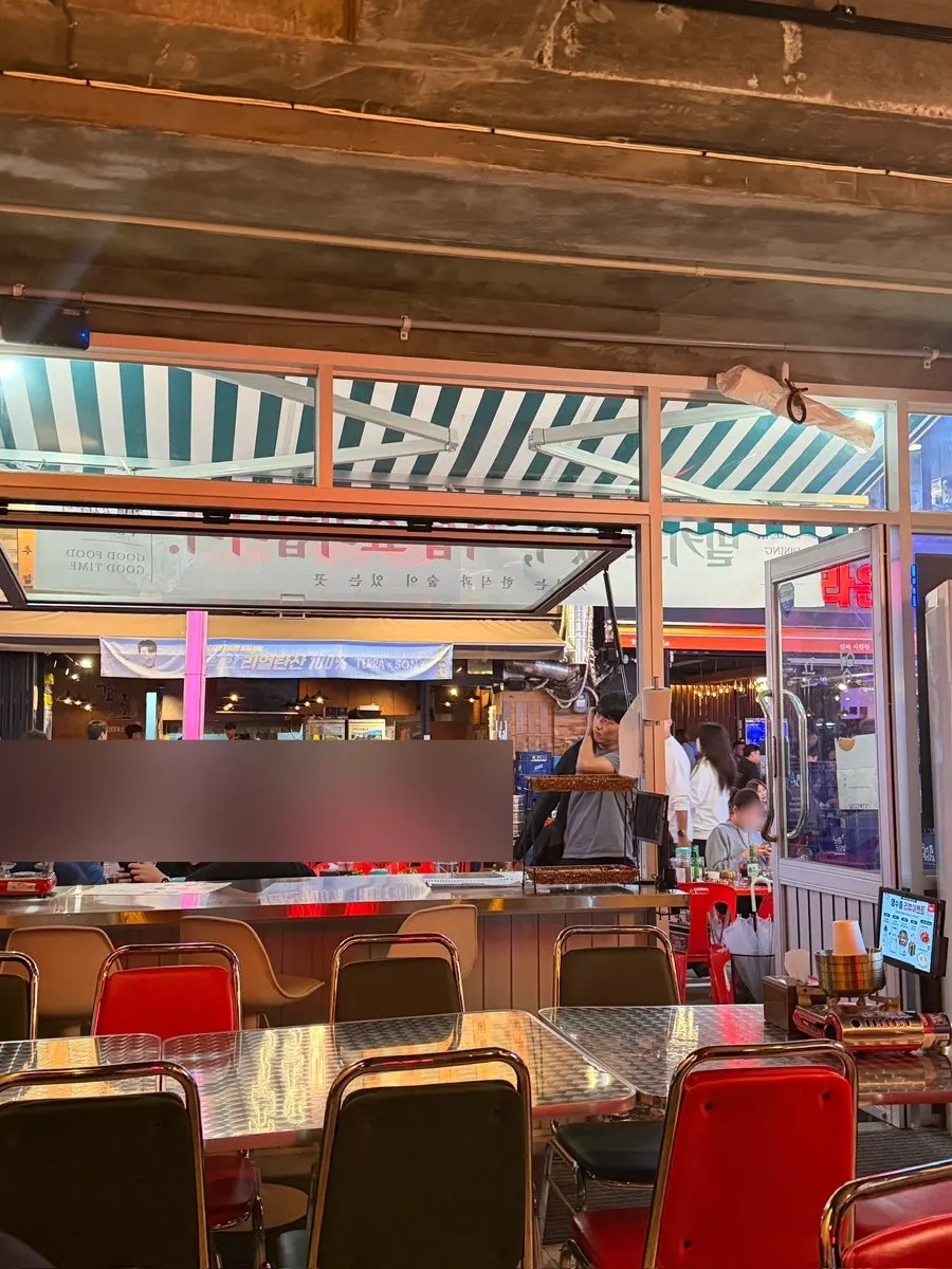 Yeongpo's hideout-like indoor seating