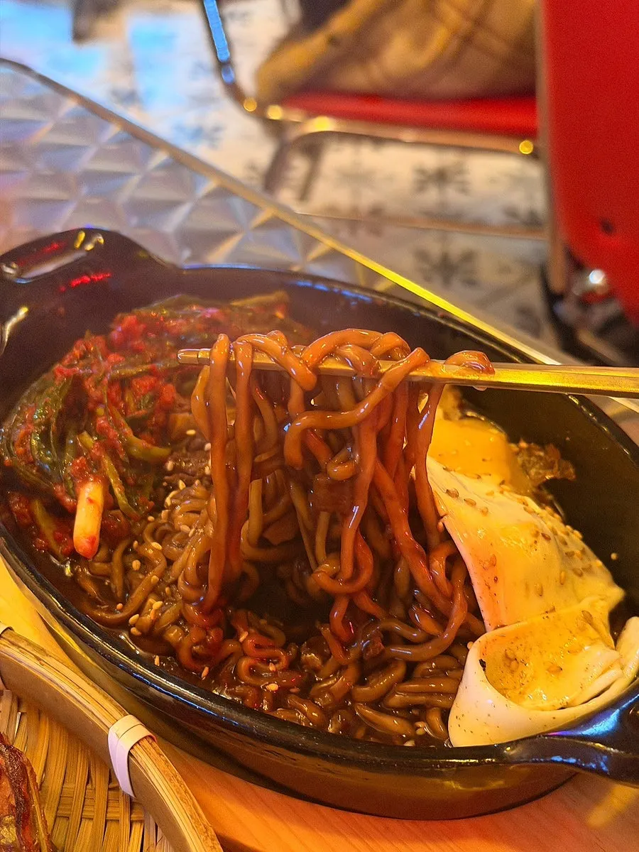 Mixing the noodles of the stone-plate jjapaguri