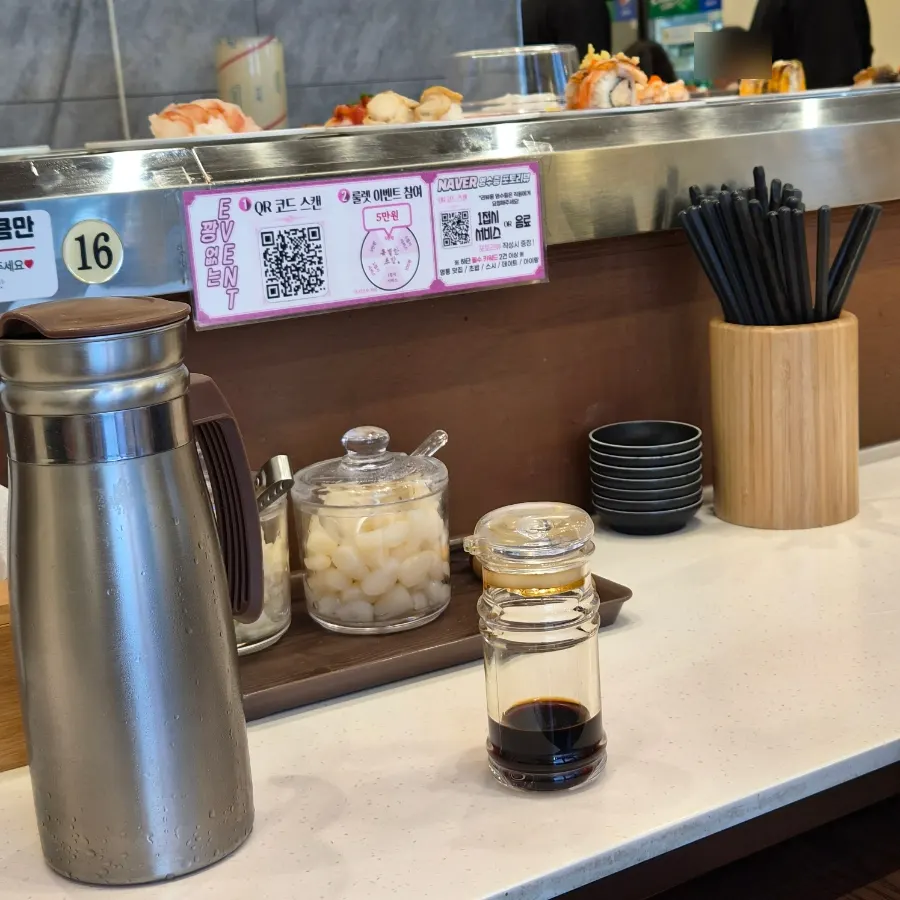 Four-person table seating at Teukbyeolhan Chobap