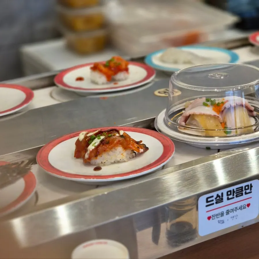 Conveyor-belt sushi with every plate priced at ₩1,890