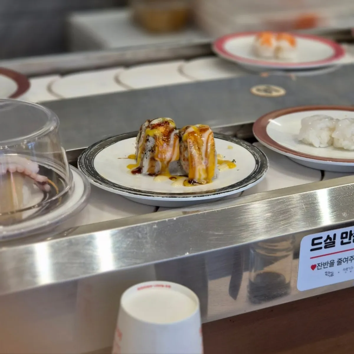 Sushi plates served at the fixed price of ₩1,890