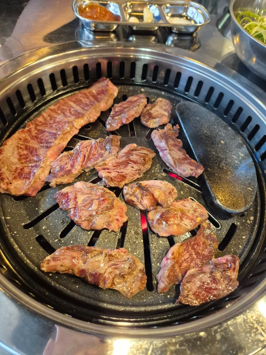 꽃새우살과 살치살이 담긴 소고기 모둠 접시