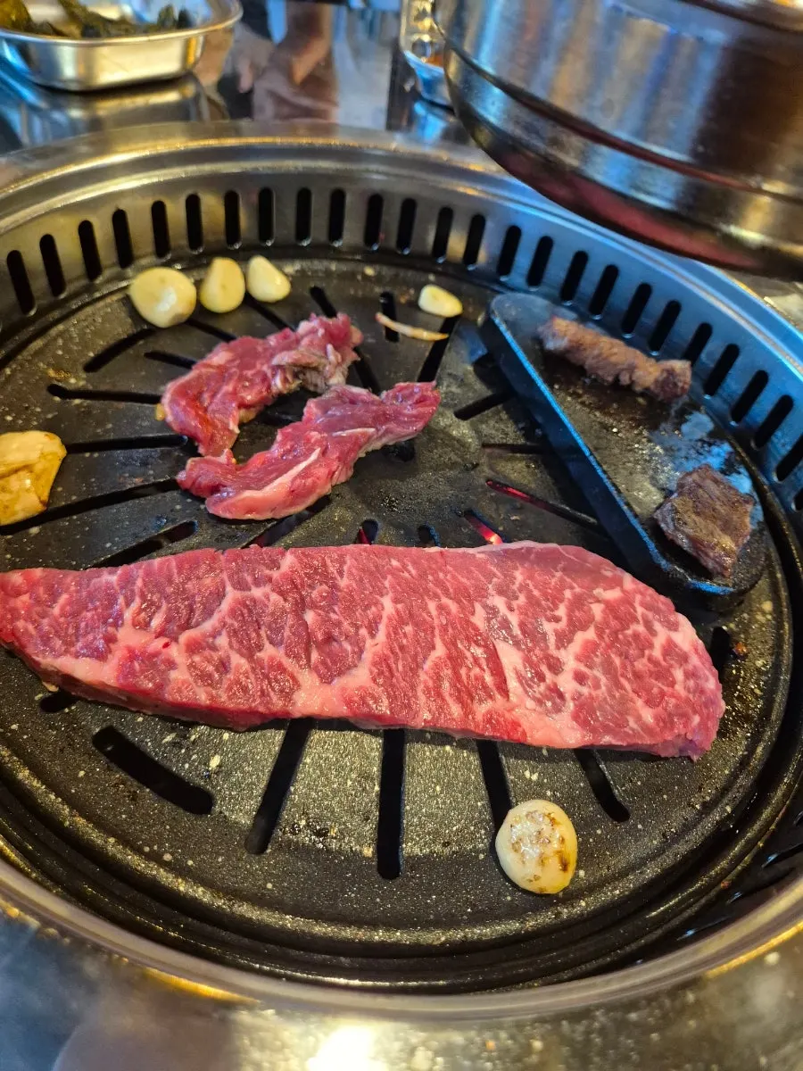 불판에서 노릇하게 구워지는 소고기