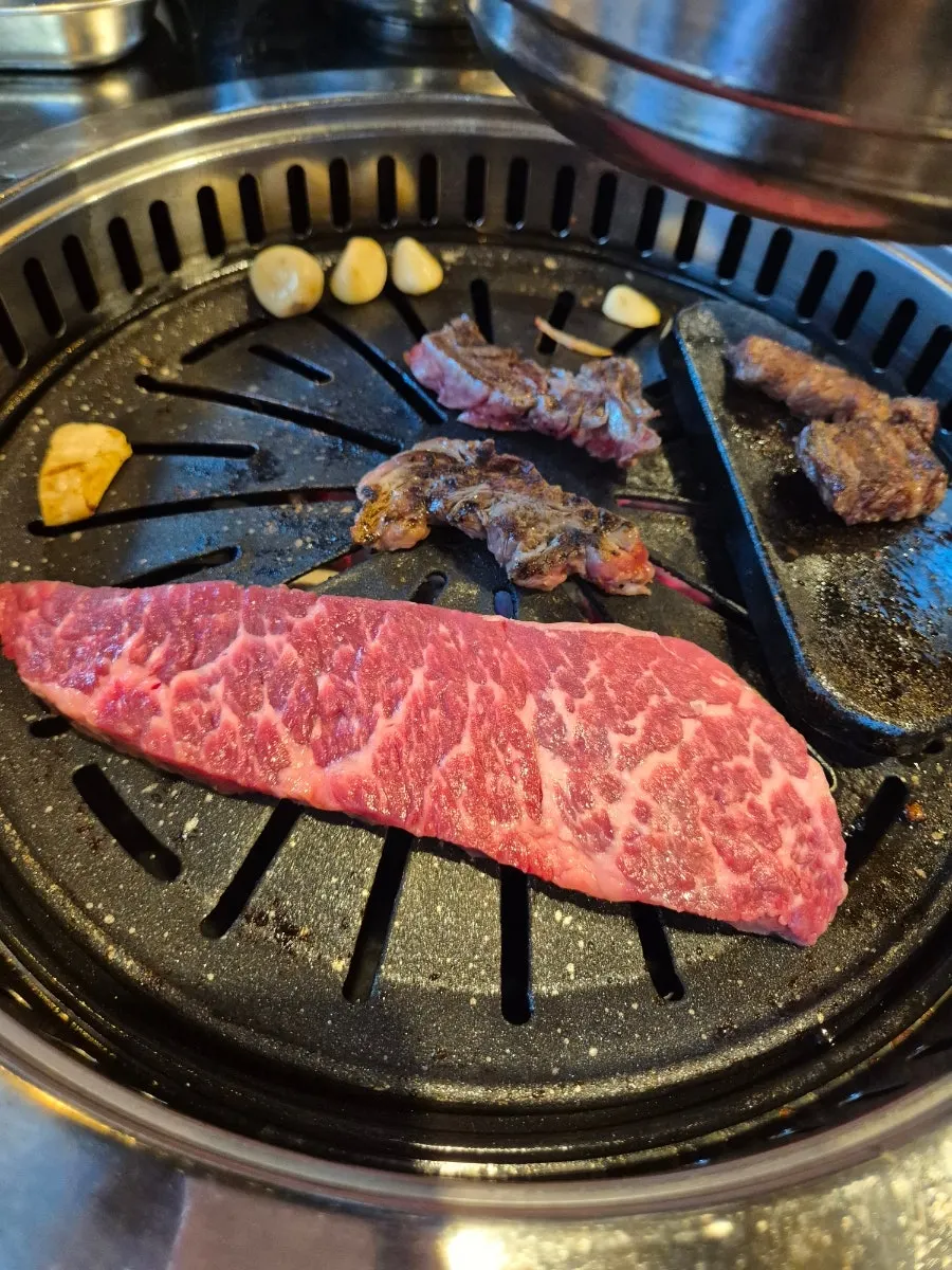 부위별로 나눠 굽는 소고기 불판