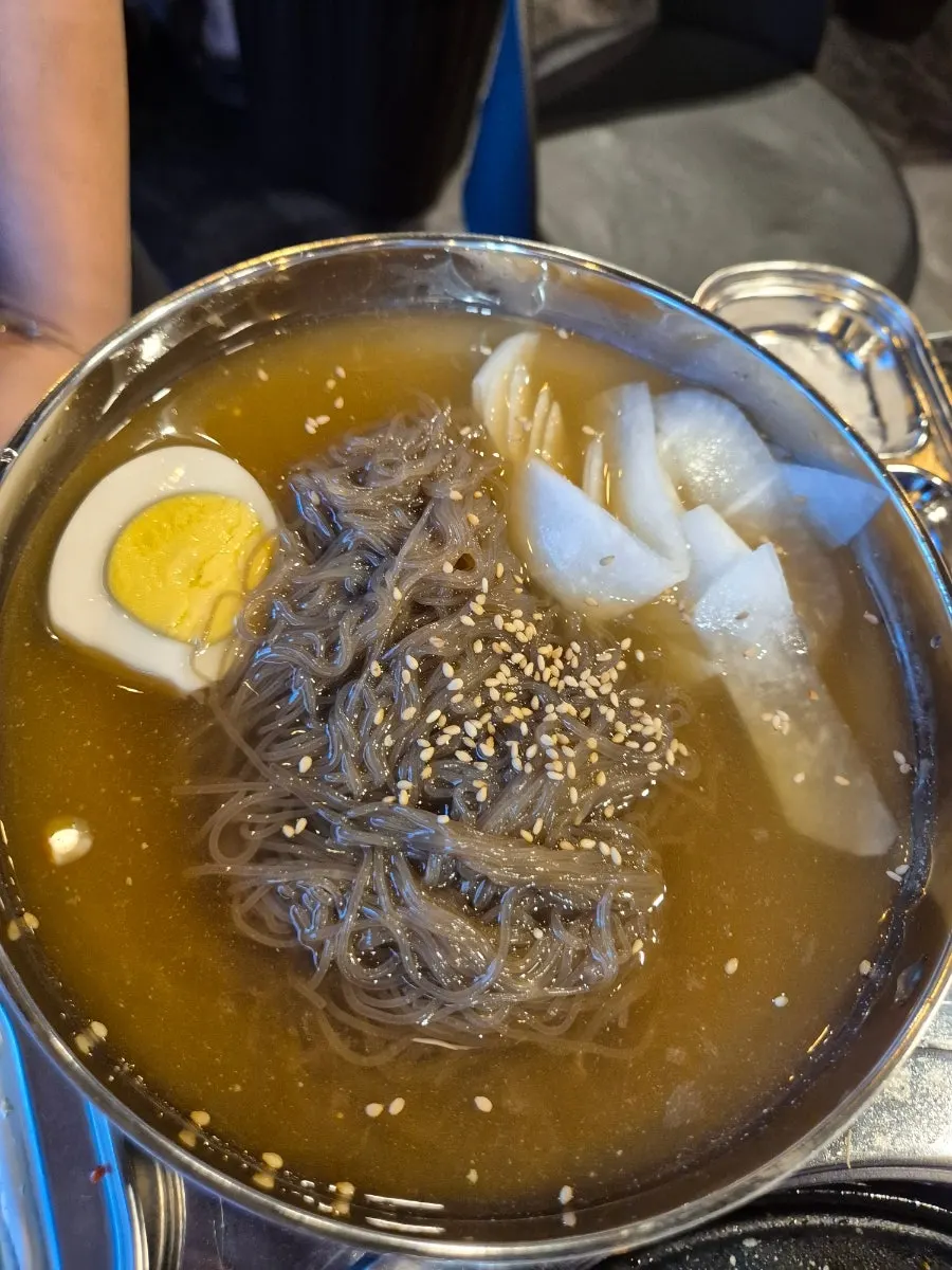 살얼음이 떠 있는 물냉면 한 그릇