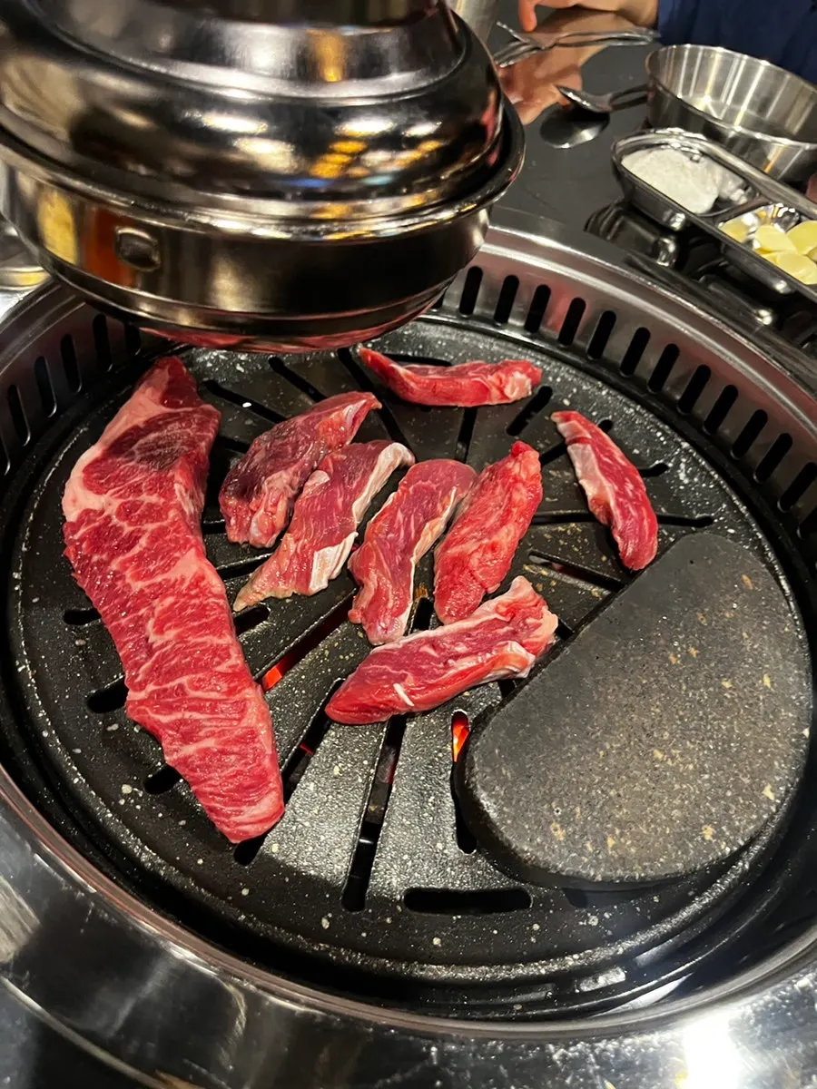 The 1kg beef platter arriving with dry-ice smoke