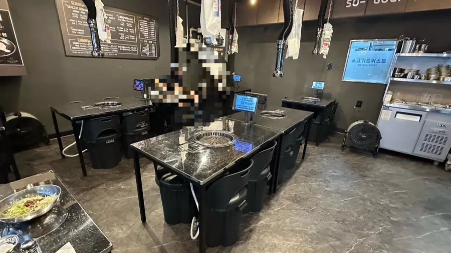 Tables inside Sogogi Twist Yeongtong District Office Branch