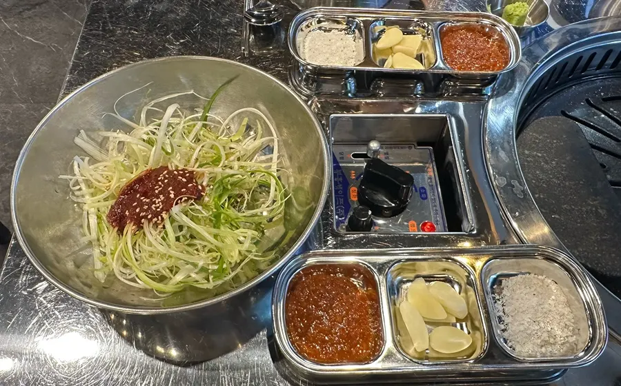 Shredded green onion, ssamjang, garlic, and salt set