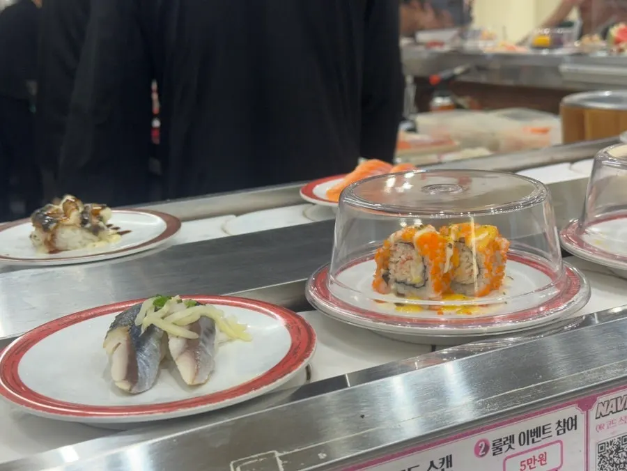 Sushi plates moving along the conveyor belt
