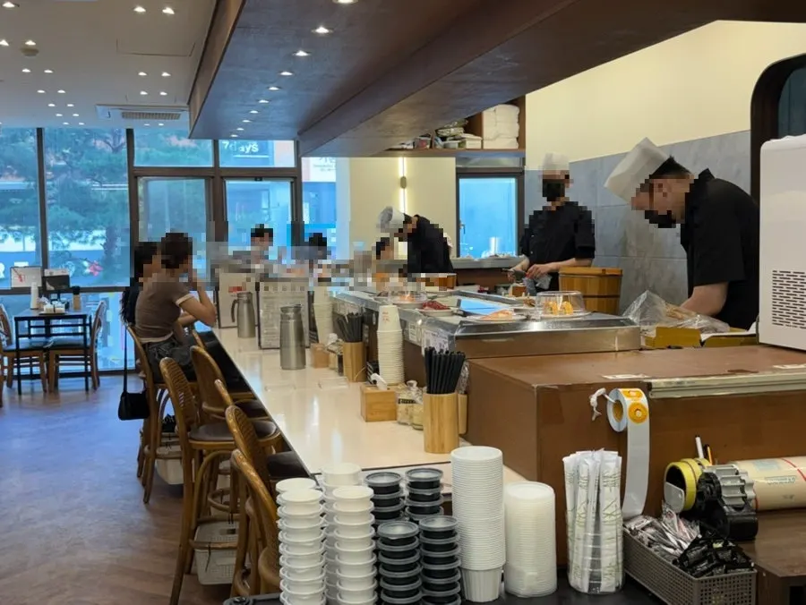 ㄱ자 회전초밥 카운터석과 창가 테이블석