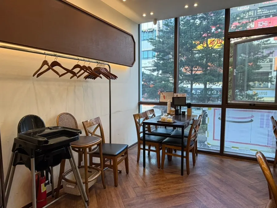 겉옷 행거와 아기 의자가 놓인 매장 안쪽