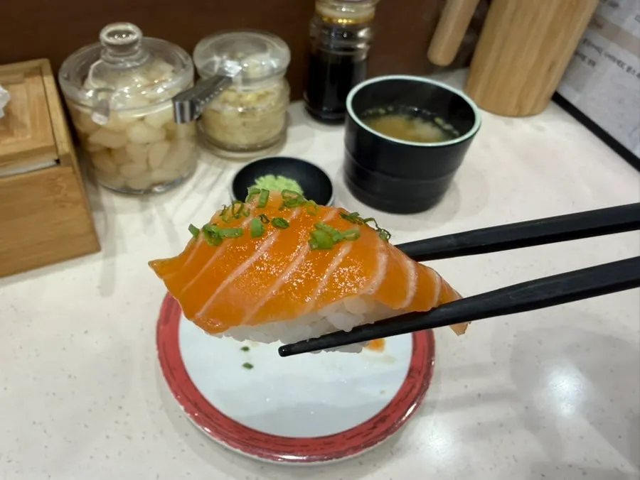 첫 접시로 고른 연어초밥