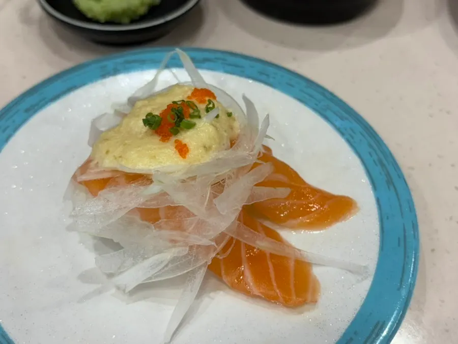 연어양파 초밥 한 접시 클로즈업