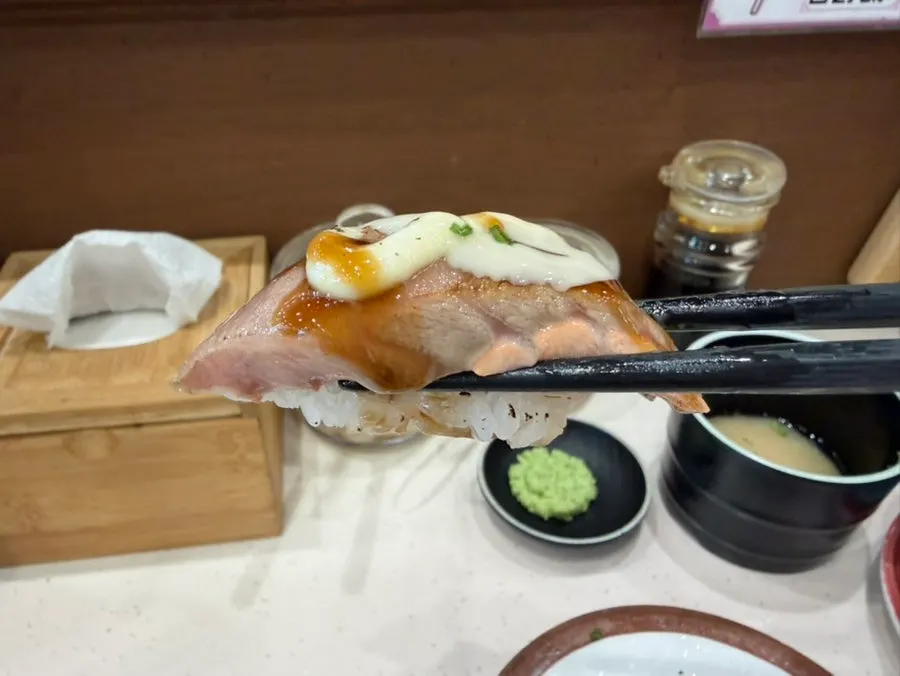 토치로 구운 연어 스테이크 초밥 클로즈업