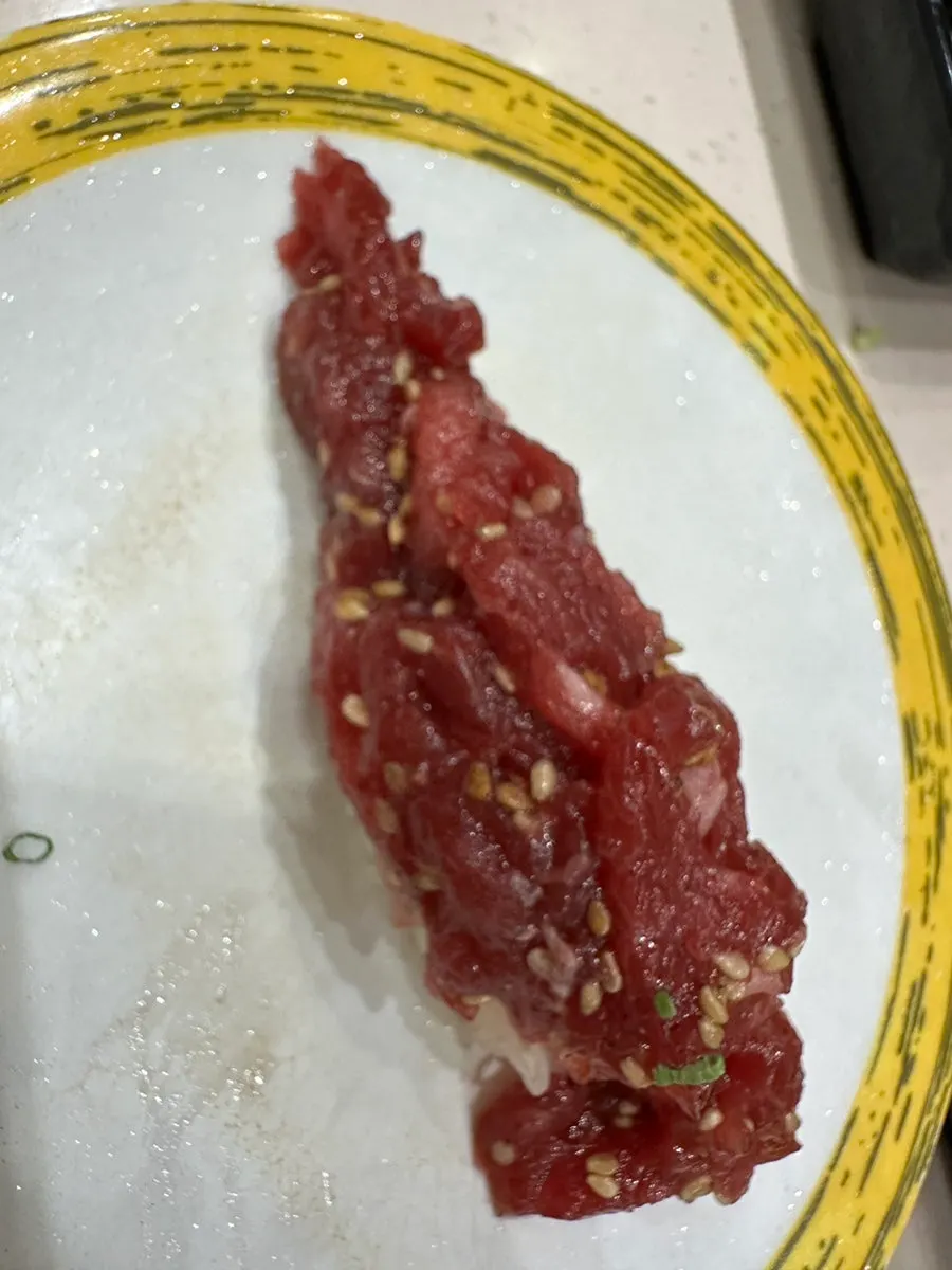 육회가 올라간 육회초밥 한 접시