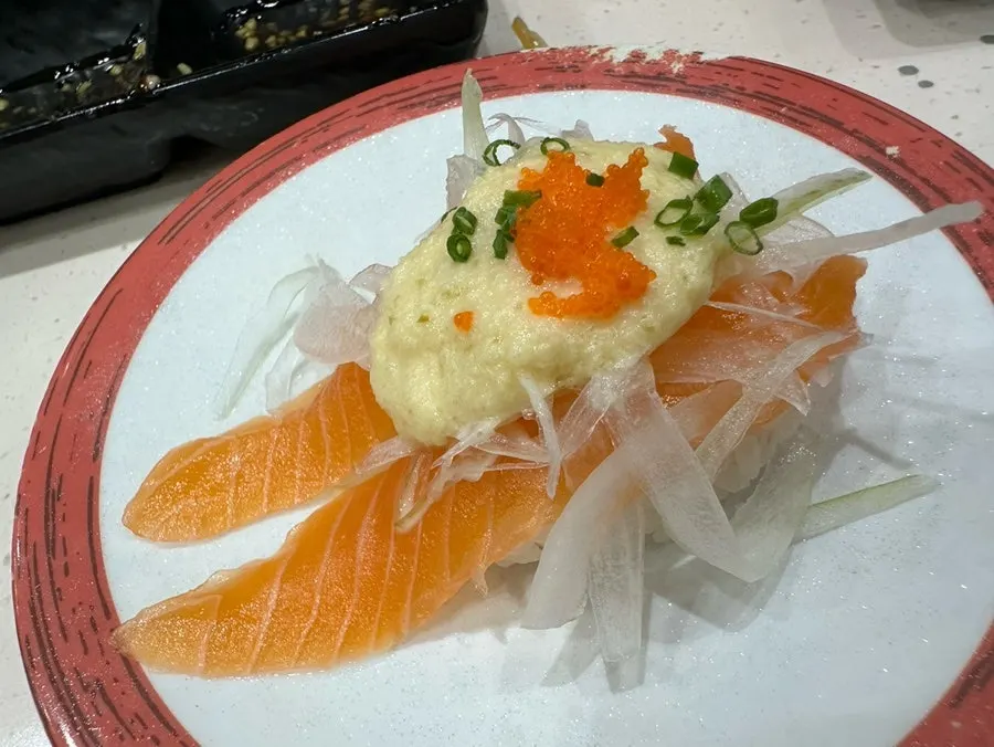 도톰한 연어초밥 두 점
