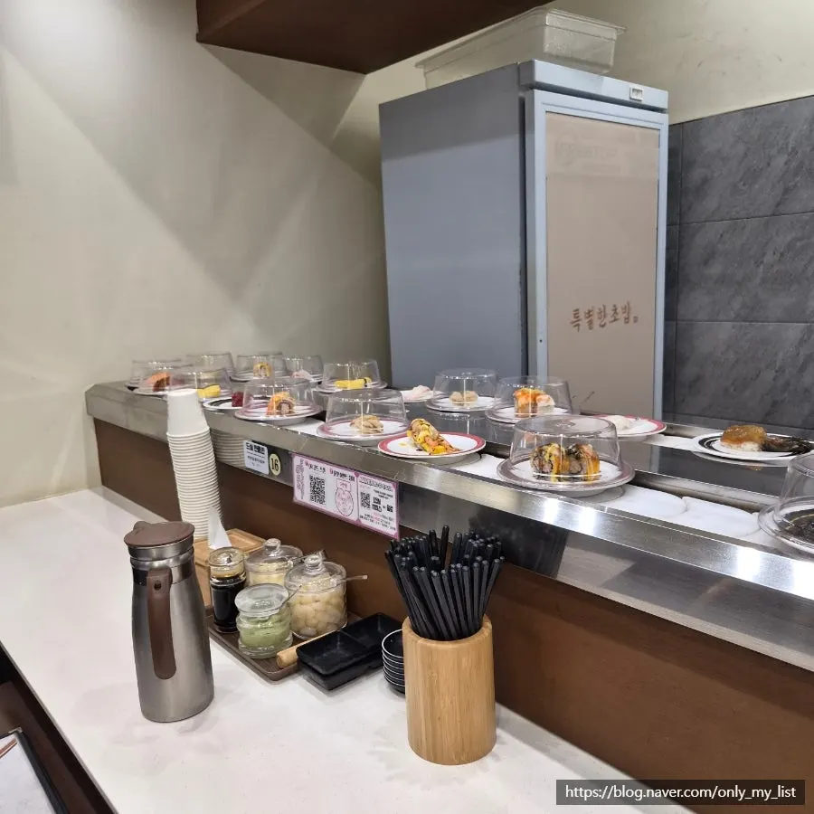 Counter seats and table seats at Teukbyeolhan Chobap