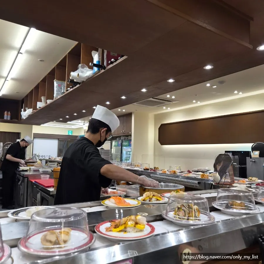 Open kitchen where the sushi is made