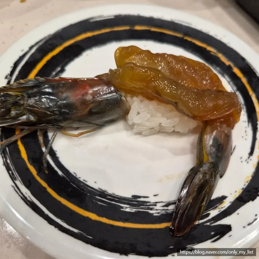 Cheese-topped scallop sushi