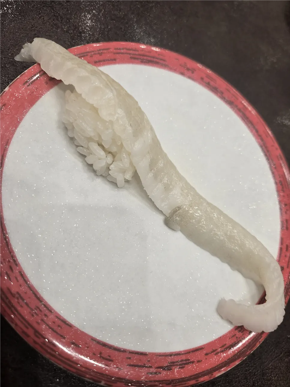 자리로 가져다준 첫 접시 초밥
