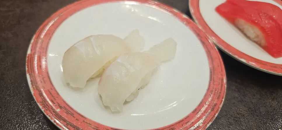 소스를 올린 연어양파 초밥